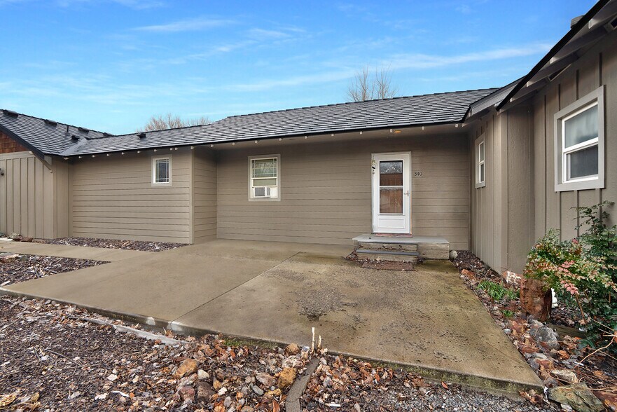 More Photos Of 344 SE Elm St, Prineville Flex For Sale