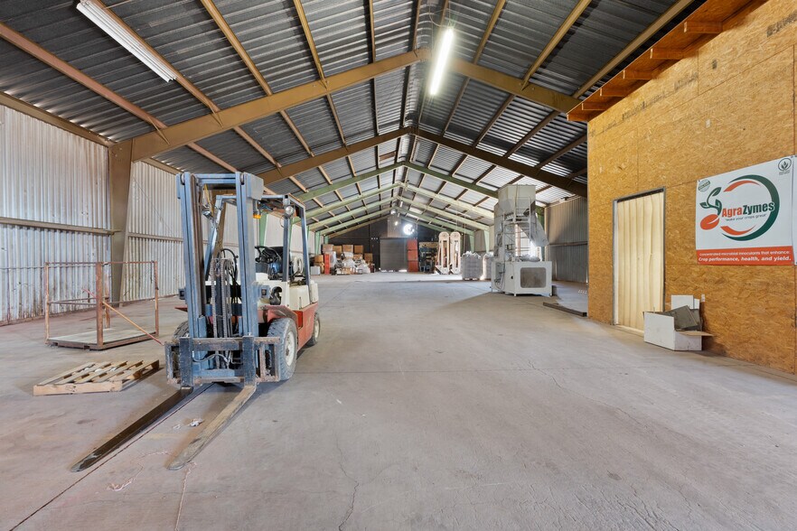 More Photos Of 220 E Commercial Ave, El Centro Manufacturing For Sale