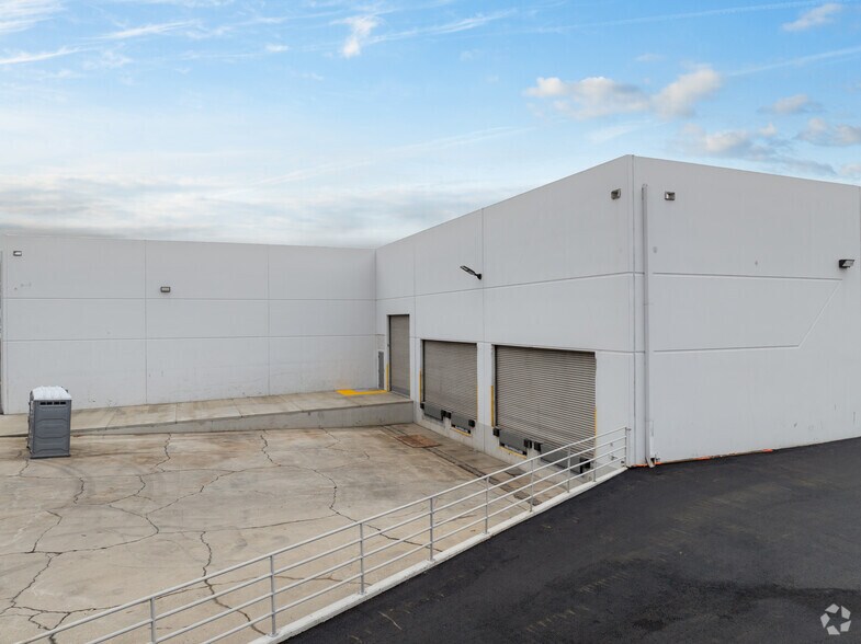More Photos Of 800 W Artesia Blvd, Compton Warehouse For Lease