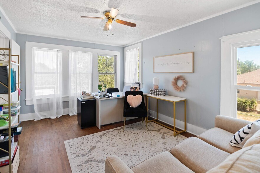 More Photos Of 1016 Main St, Kerrville Office For Sale