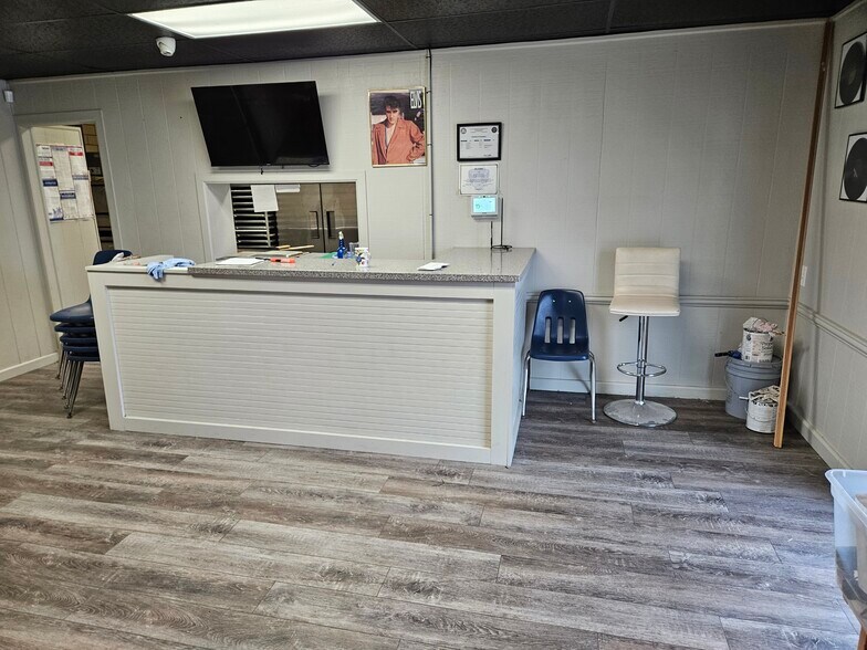 More Photos Of 966 Washington, Evansville Freestanding For Lease