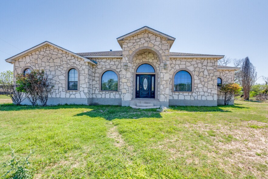 More Photos Of 10023 FM 1303, Floresville Horse Stables For Sale