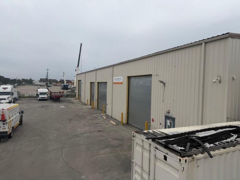 More Photos Of 10650-10660 NW South River Dr, Medley Warehouse For Lease