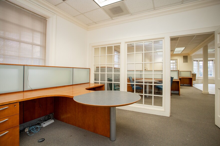 More Photos Of 3651 Greensboro Rd, Ridgeway Bank For Lease