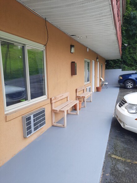 More Photos Of 124 Woods Ave, Caryville Hotel For Sale