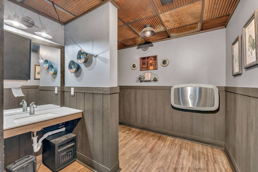 More Photos Of 601 Arizona Ave, Holton General Retail For Sale