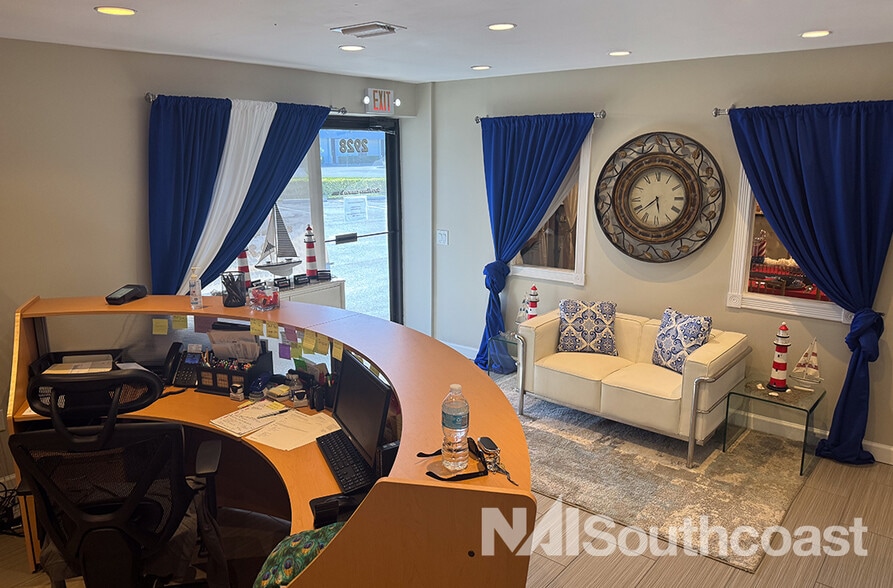 More Photos Of 2928-2934 SE Monroe St, Stuart Warehouse For Lease