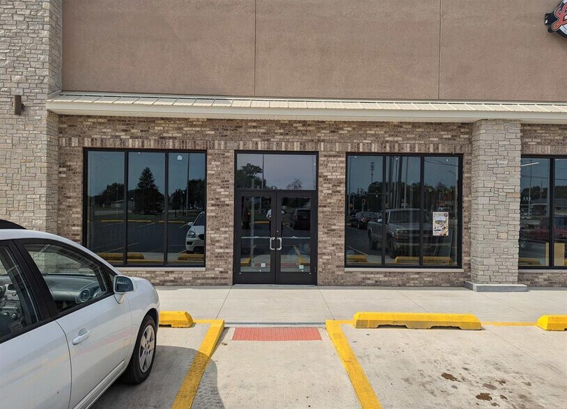 More Photos Of 208-216 N Main St, Creve Coeur Freestanding For Lease