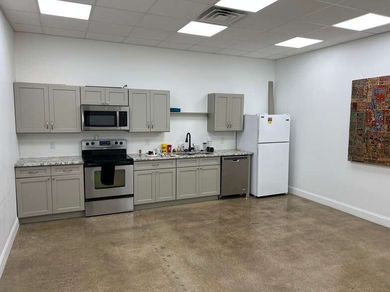 More Photos Of 10939 Shady Trl, Dallas Distribution For Lease