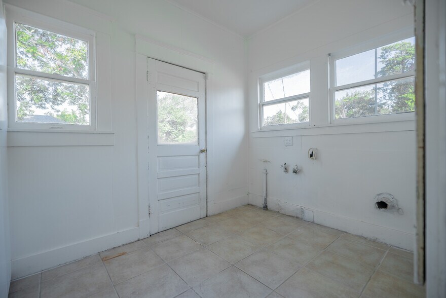 More Photos Of 1119 Smith St, Waller Office Residential For Lease