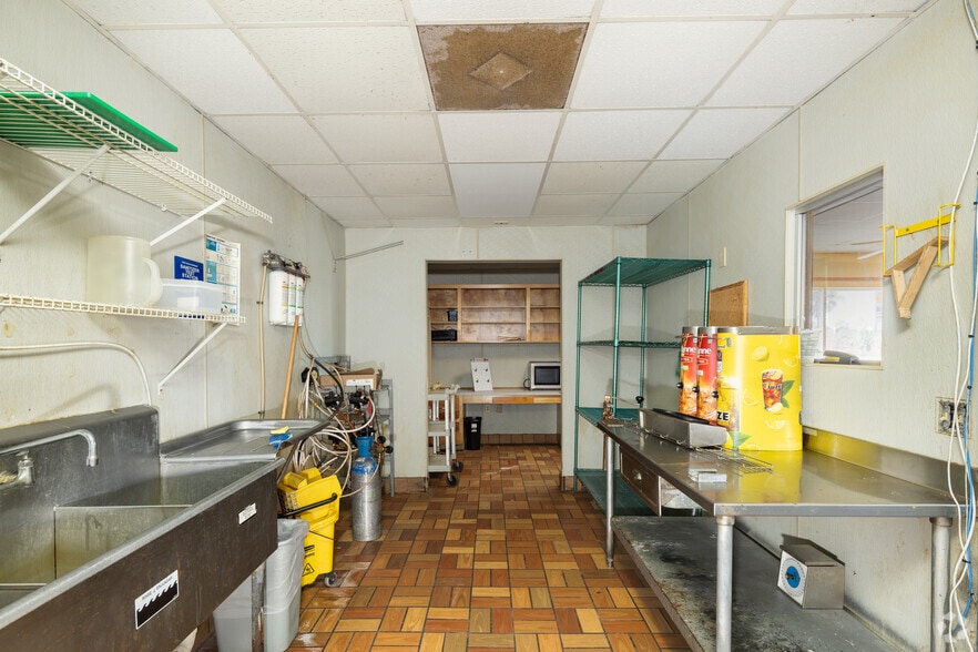 More Photos Of 5 Lane St, Yemassee Storefront For Sale