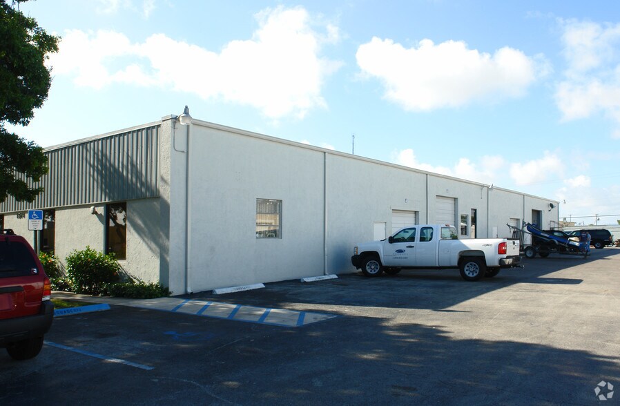 More Photos Of 1372-1374 N Killian Dr, West Palm Beach Warehouse For Lease