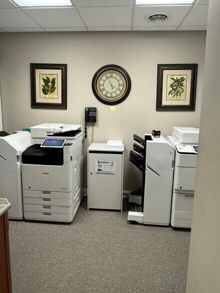 More Photos Of 2010 Limestone Rd, Wilmington Storefront Retail Office For Lease