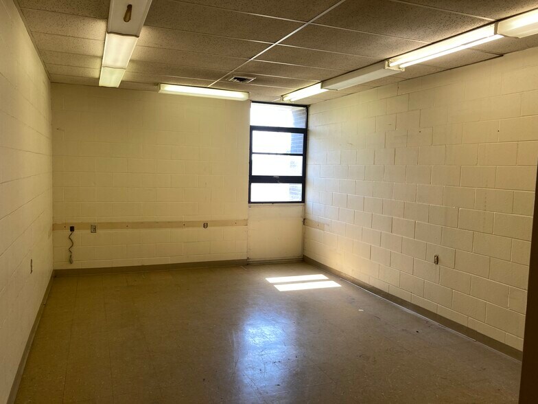 More Photos Of 3901 Lefferson Rd, Middletown Warehouse For Lease