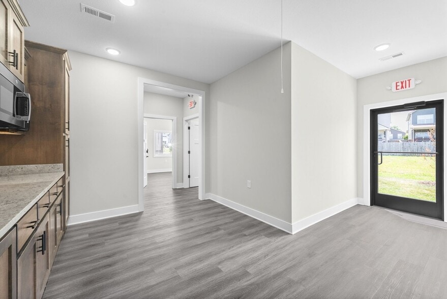 More Photos Of 1404 Dover Rd, Clarksville Office For Lease