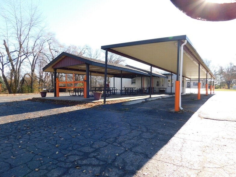 More Photos Of 606 N Jefferson St, Silver Lake General Retail For Sale