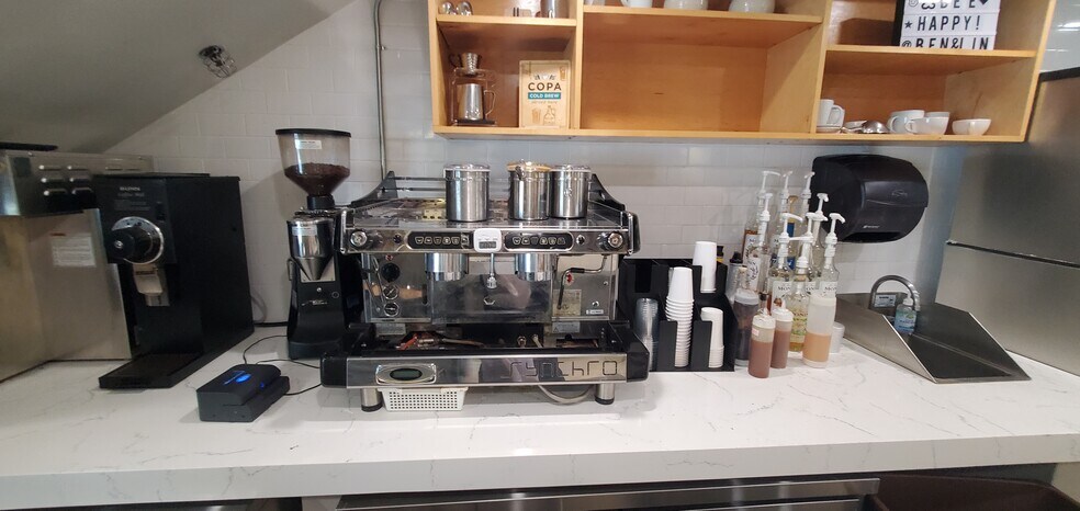 More Photos Of 921 Crocker St, Los Angeles Storefront Retail Office For Sale