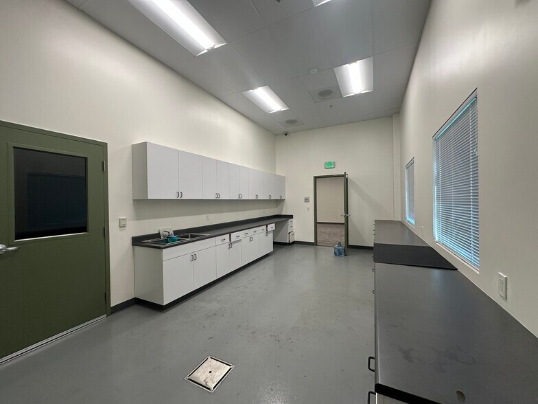 More Photos Of 2049 W Steele Ln, Santa Rosa Warehouse For Sale