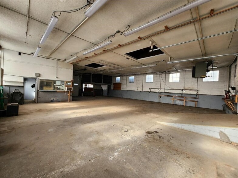 More Photos Of 433 Broadway, Pawtucket Light Distribution For Sale