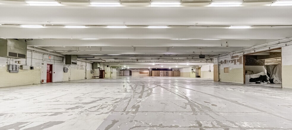 More Photos Of 16 Edward St S, Arnprior Showroom For Lease