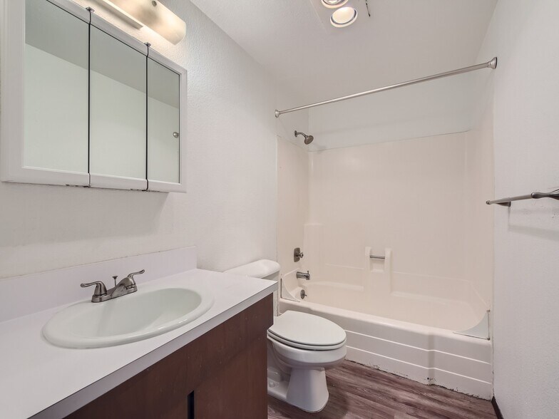 More Photos Of 1031 SW 122nd St, Seattle Apartments For Sale