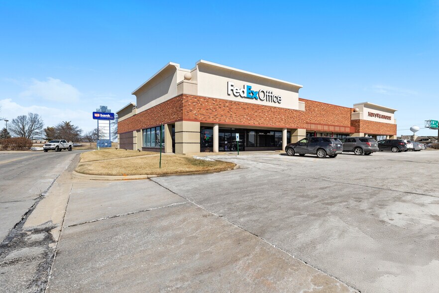 More Photos Of 6601-6621 N Illinois St, Fairview Heights Department Store For Sale