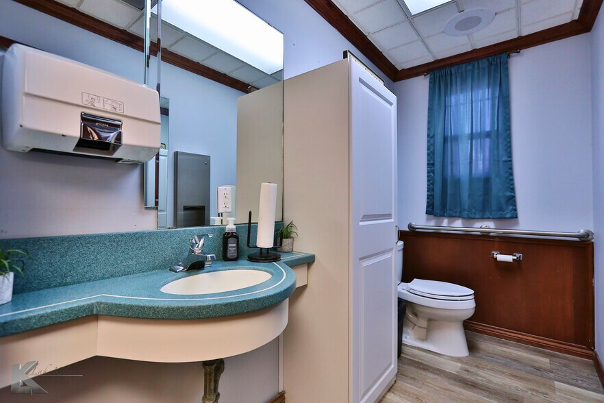 More Photos Of 318 Cedar St, Abilene Storefront Retail Office For Sale