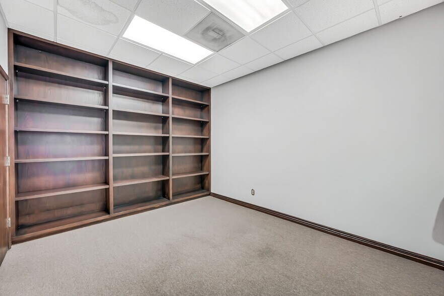 More Photos Of 145 E University Dr, Mesa Office For Lease