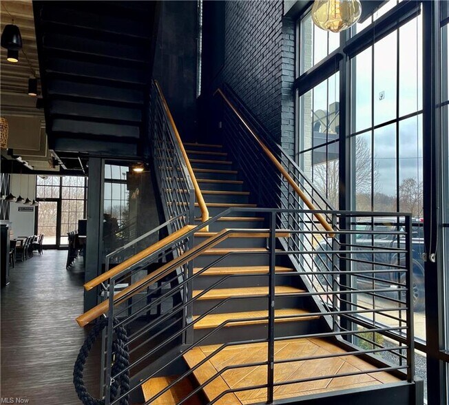 More Photos Of 3941 Erie St, Willoughby Restaurant For Lease
