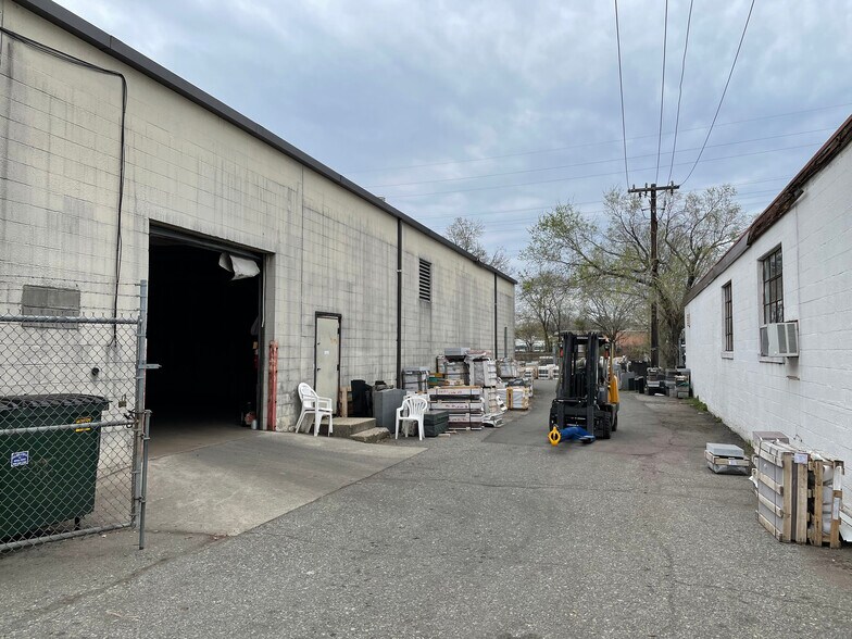 More Photos Of 985 E Linden Ave, Linden Warehouse For Lease