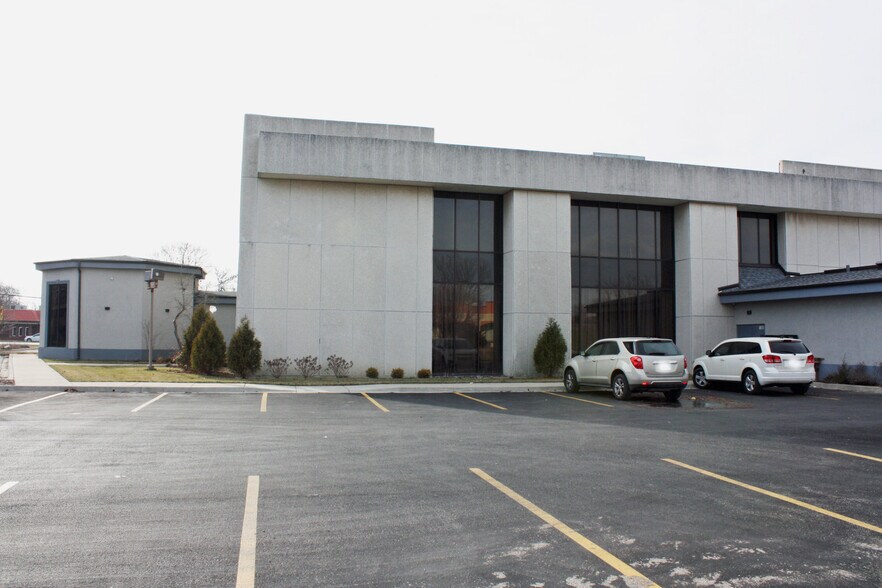 More Photos Of 1300 Irving Park Rd, Streamwood General Retail For Sale
