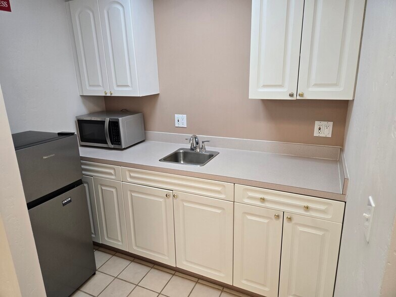 More Photos Of 318 W Highland St, Shawnee Office For Sale