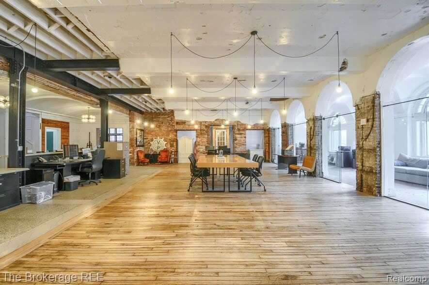 More Photos Of 142 W 2nd St, Flint Office For Sale