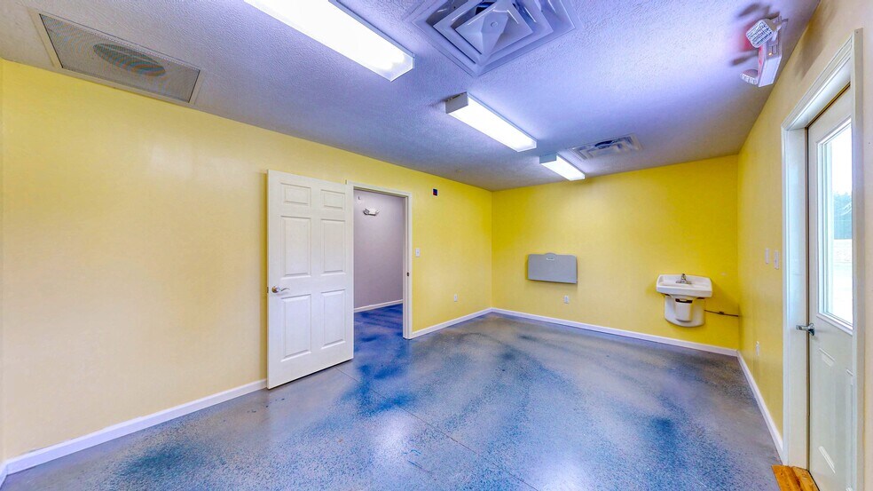 More Photos Of 63 Wallace Ln, Yuma Flex For Sale