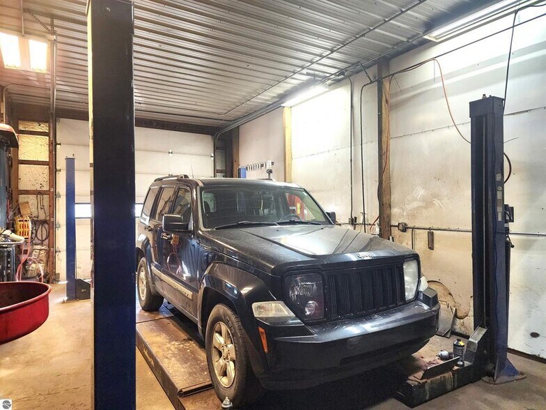 More Photos Of 14388 9 Mile Rd, Kaleva Auto Repair For Sale