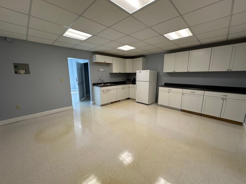 More Photos Of 2164 Platinum Rd, Apopka Light Distribution For Lease