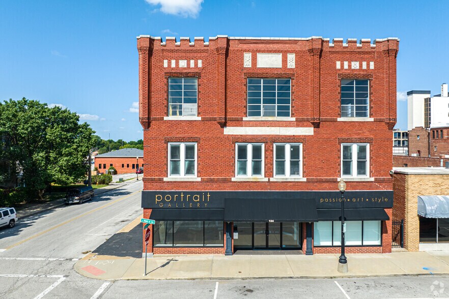 More Photos Of 124 S Main St, Independence Freestanding For Lease