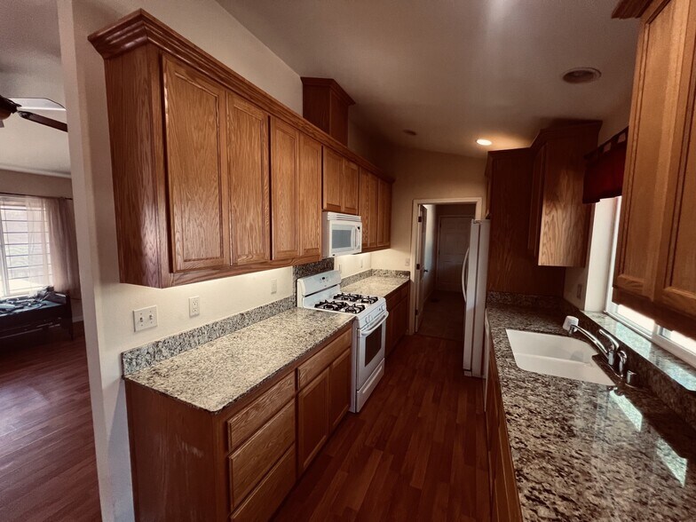 More Photos Of 5109 Smith Rd, Mariposa Office For Sale
