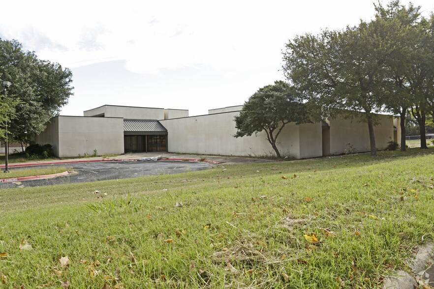 More Photos Of 800 S Chatfield St, Ennis Office For Sale
