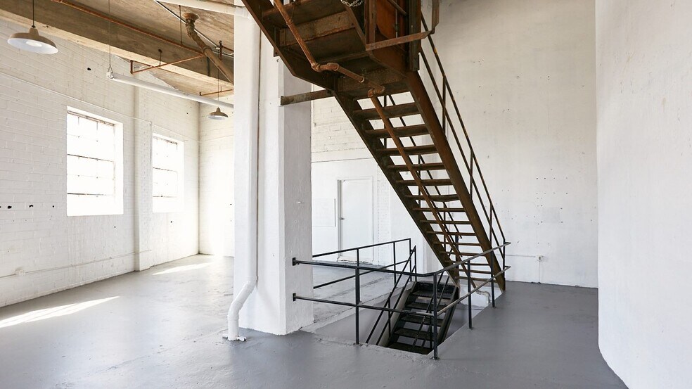More Photos Of 3800 Main St, Dallas Office For Lease