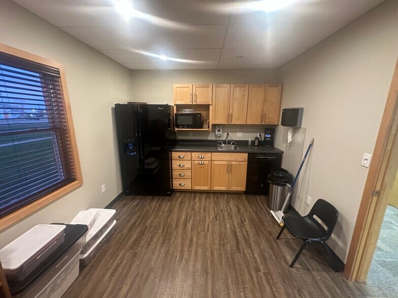 More Photos Of 2607 Washington St, Pella Medical For Lease