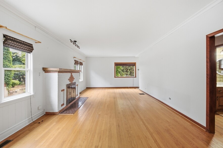 More Photos Of 6240 N Avondale Ave, Chicago Specialty For Sale