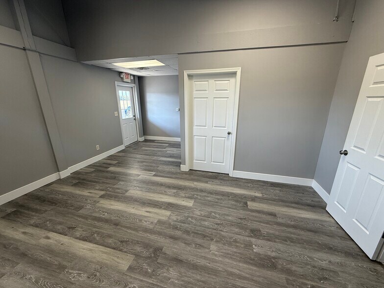 More Photos Of 665 Granite Dr, Circleville Light Distribution For Lease