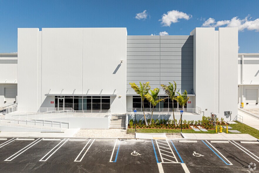 More Photos Of 11301 NW 97th Ave, Medley Distribution For Lease