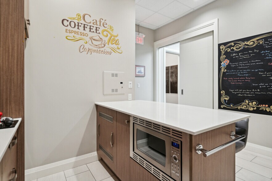 More Photos Of 934 6 Av SW, Calgary Storefront Retail Office For Lease