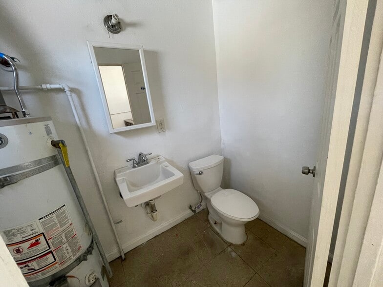 More Photos Of 1401-1403 E South St, Long Beach General Retail For Lease