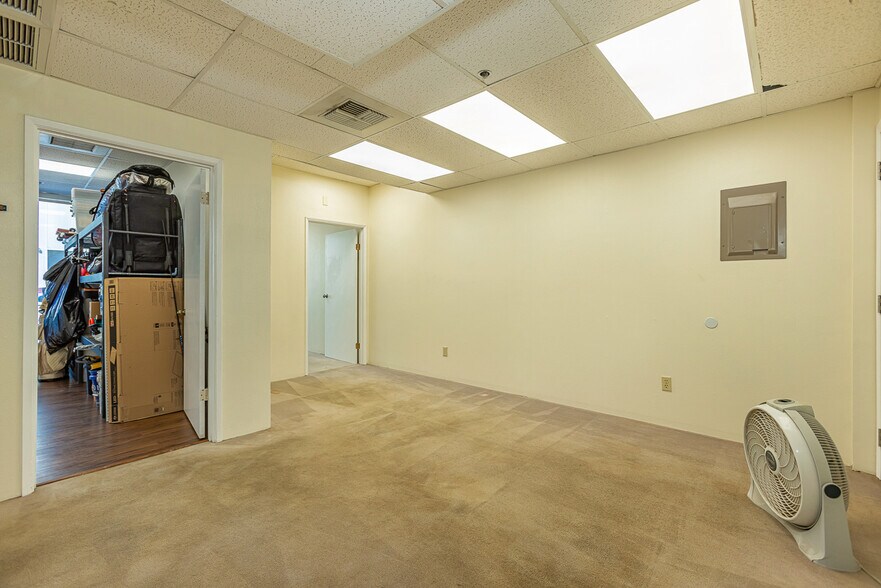 More Photos Of 300 Ohukai Rd, Kihei Showroom For Sale