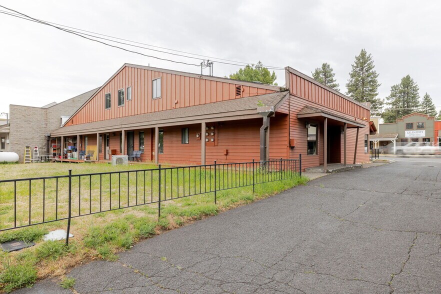 More Photos Of 220 W Cascade Ave, Sisters Storefront Retail Office For Lease