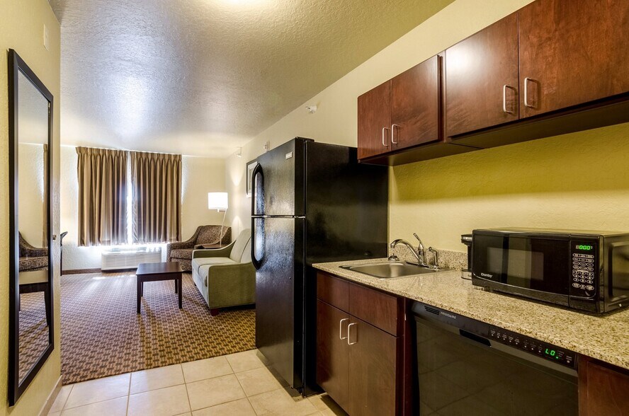 More Photos Of 41502 Harvest Dr, Cambridge Hotel For Sale