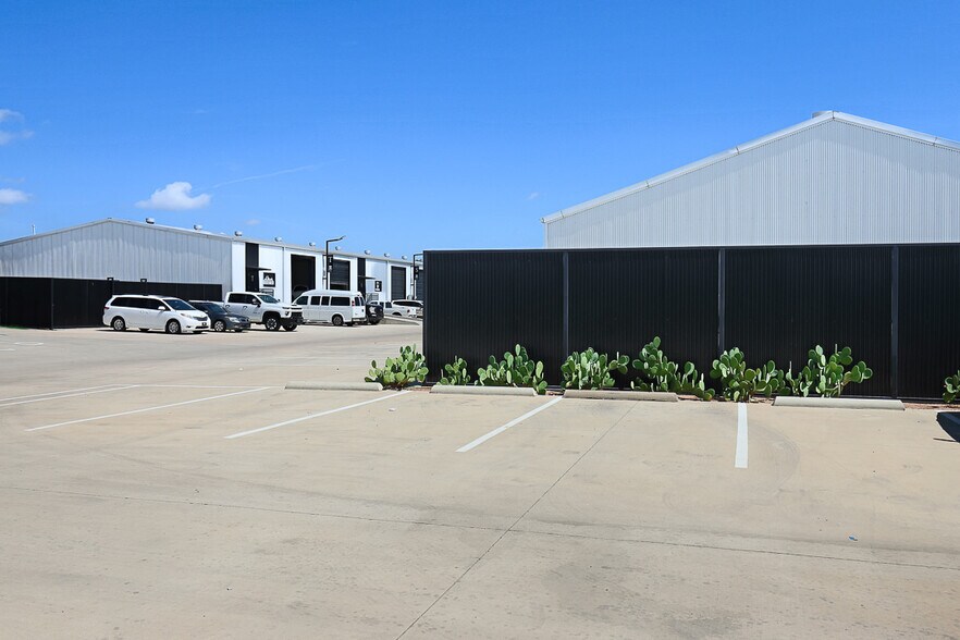 More Photos Of 1835 Empire Central Dr, Dallas Warehouse For Lease